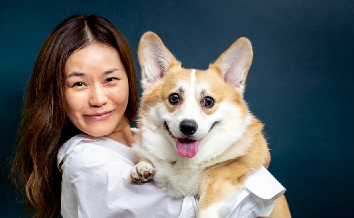  VETERINARIAN WITH LARGE FLUFFY DOG