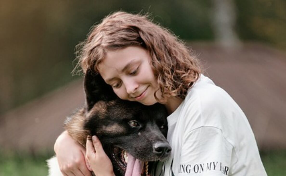 5 LOVE LANGUAGES - young woman and german shepherd